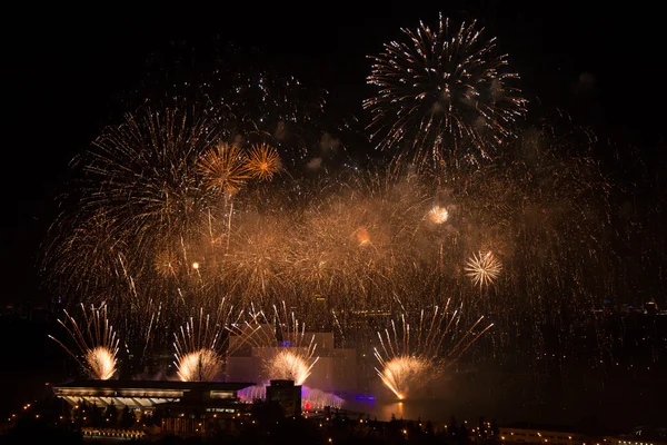 bir gece gökyüzünde havai fişek
