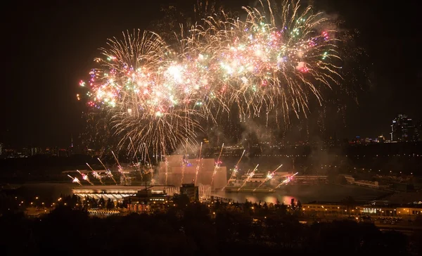 bir gece gökyüzünde havai fişek