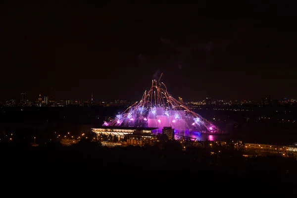 bir gece gökyüzünde havai fişek