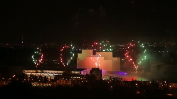 Fuegos artificiales en un cielo nocturno — Vídeo de stock