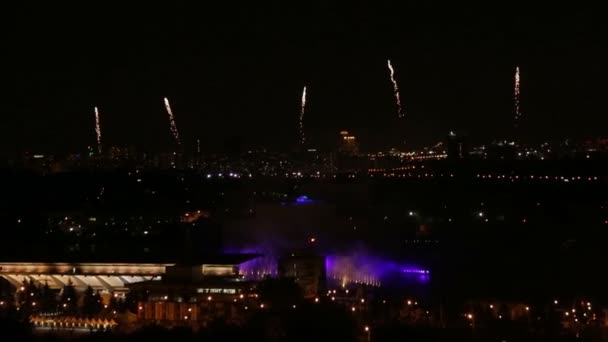 un feu d'artifice dans un ciel nocturne 