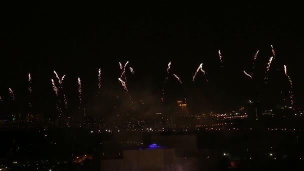 Πυροτεχνήματα σε ένα νυχτερινό ουρανό — Αρχείο Βίντεο