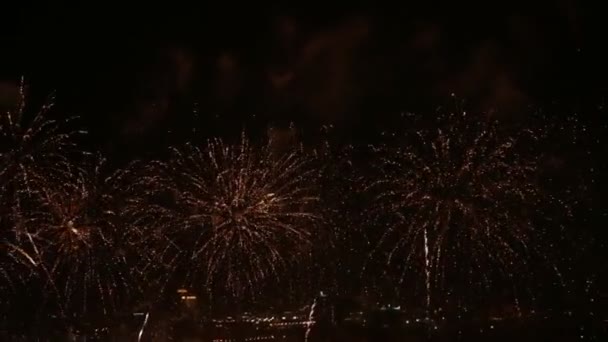 Fuegos artificiales en un cielo nocturno — Vídeo de stock