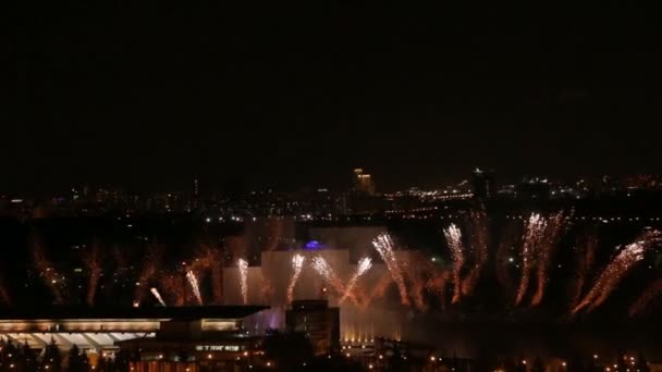 un feu d'artifice dans un ciel nocturne 