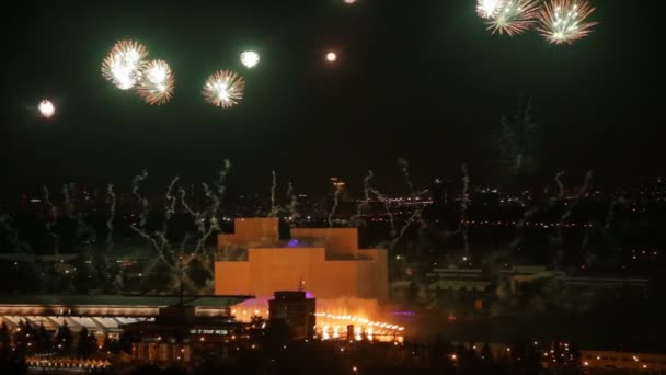 un feu d'artifice dans un ciel nocturne 
