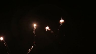 bir gece gökyüzünde büyük bir havai fişek
