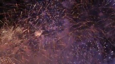 bir gece gökyüzünde büyük bir havai fişek