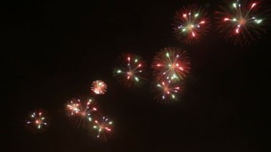 bir gece gökyüzünde büyük bir havai fişek