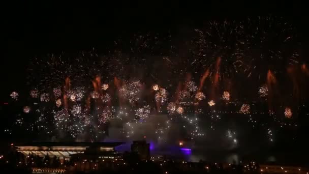 Fuegos artificiales en un cielo nocturno — Vídeos de Stock