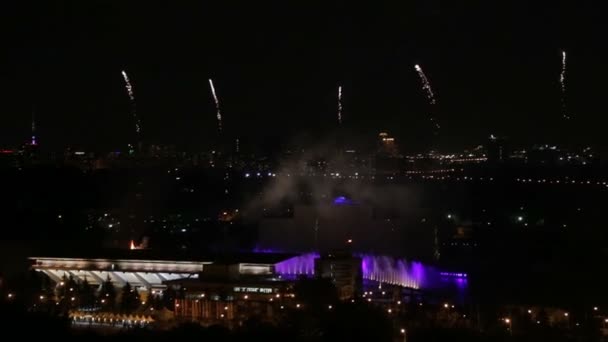 un feu d'artifice dans un ciel nocturne 