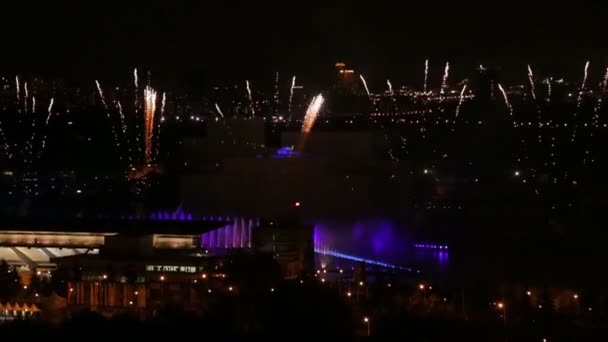 un feu d'artifice dans un ciel nocturne 