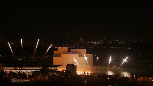 Fuegos artificiales en un cielo nocturno — Vídeos de Stock