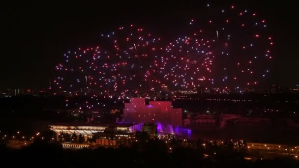 un feu d'artifice dans un ciel nocturne 