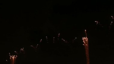 bir gece gökyüzünde büyük bir havai fişek