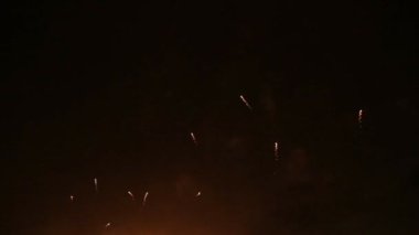bir gece gökyüzünde büyük bir havai fişek
