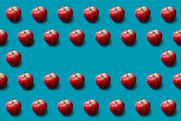 Mavi arka planda elmalar. Taze. Doğa.