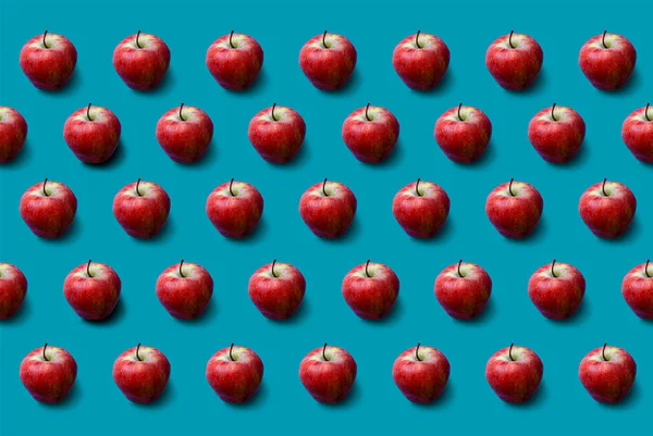 Mavi arka planda elmalar. Taze. Doğa.