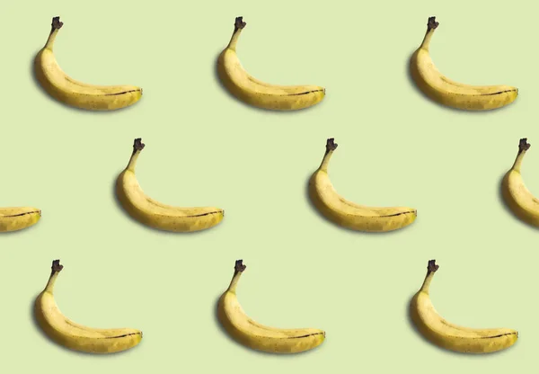 Muz deseni yumuşak yeşil arka planda izole edilmiş. Yaz meyvesi.