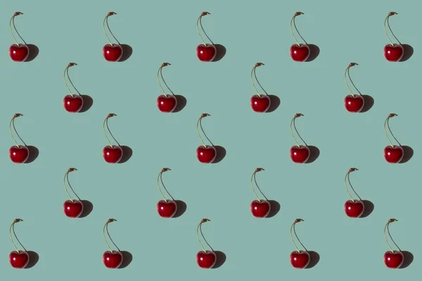 Turkuaz arka planda izole edilmiş kiraz deseni. Taze. Doğa.