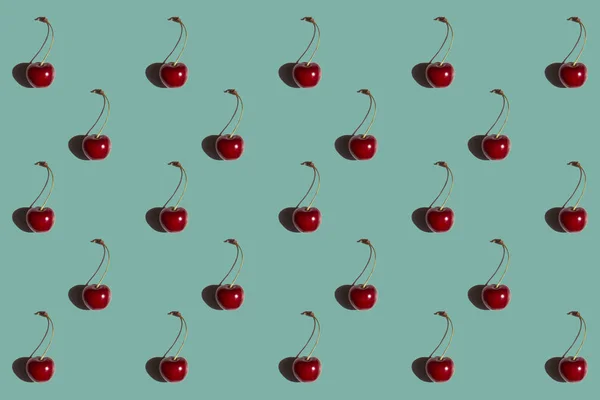 Turkuaz arka planda izole edilmiş kiraz deseni. Taze. Doğa.