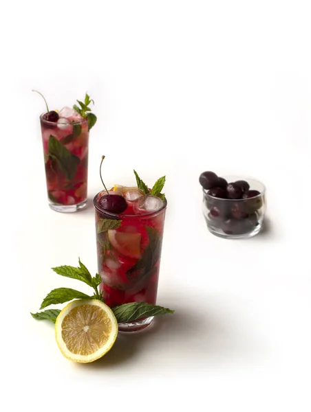 Beyaz arka planda izole edilmiş taze kirazlı naneli su. Diyet.