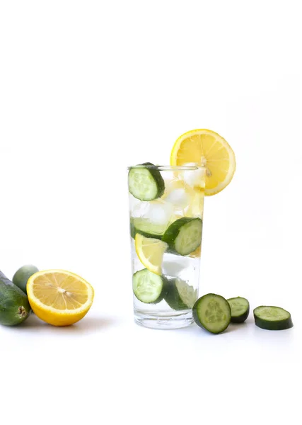 Beyaz arka planda izole edilmiş taze limonlu naneli su. Diyet. 