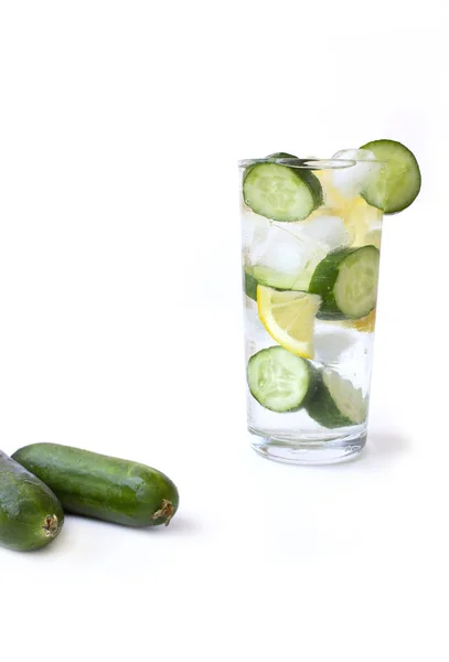 Beyaz arka planda izole edilmiş taze limonlu naneli su. Diyet. 