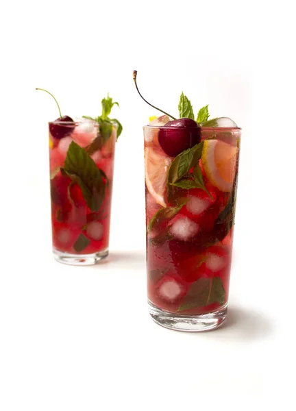 Beyaz arka planda izole edilmiş taze kirazlı naneli su. Diyet.