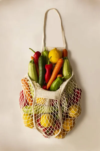 Beyaz arka planda sebzeli hasır çanta. Taze yemek. Sebze.