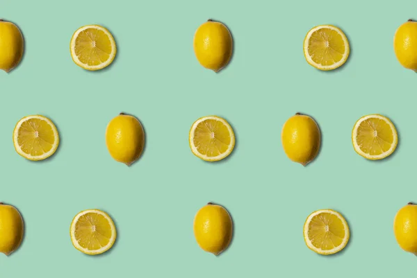 Yeşil arka planda limon deseni izole edildi. Taze yemek. Doğa.