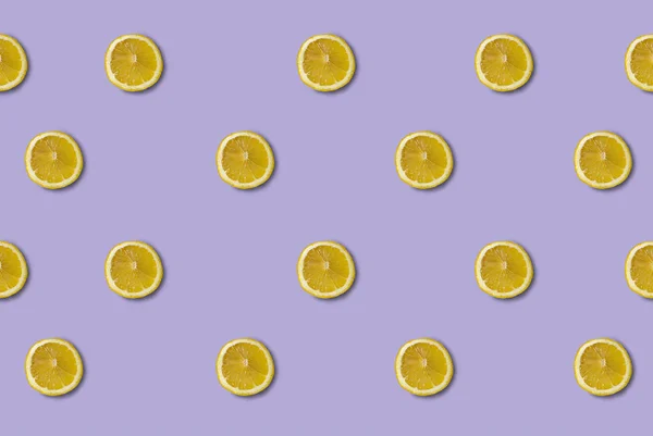 Mor arka planda izole edilmiş limon deseni. Taze yemek. Doğa.