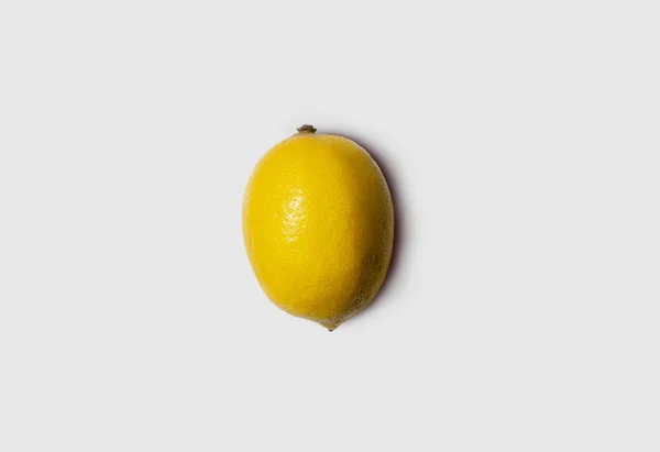 柠檬在白色背景上被隔离 新鲜食物 — 图库照片
