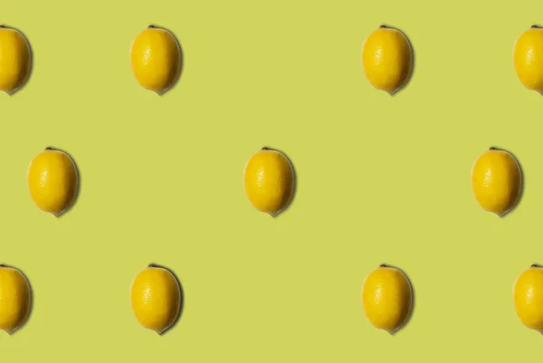 Yeşil arka planda limon deseni izole edildi. Taze yemek. Doğa.