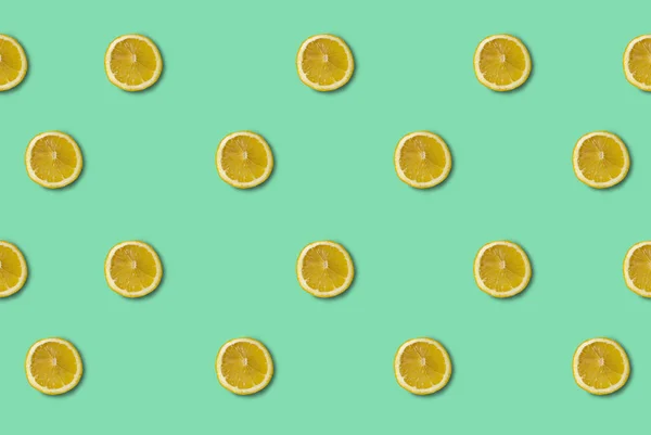 Yeşil arka planda limon deseni izole edildi. Taze yemek. Doğa.