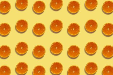 Yarısı kesilmiş portakal deseni sarı arka planda izole edilmiş. Taze. Doğa.