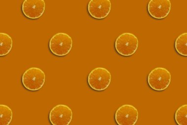 Turuncu arka planda yarım kesilmiş portakal deseni var. Taze. Doğa.