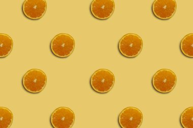 Yarısı kesilmiş portakal deseni sarı arka planda izole edilmiş. Taze. Doğa.