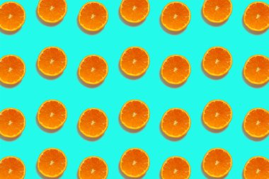 Mavi arka planda yarım kesilmiş portakal deseni izole edilmiş. Taze. Doğa.
