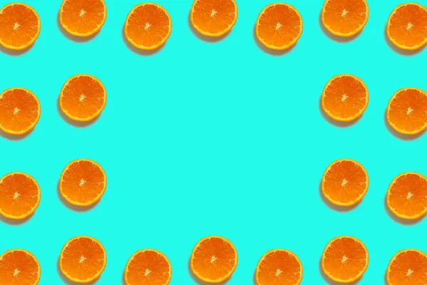 Mavi arka planda yarım kesilmiş portakal deseni izole edilmiş. Taze. Doğa.
