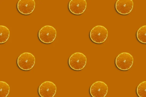 Turuncu arka planda yarım kesilmiş portakal deseni var. Taze. Doğa.