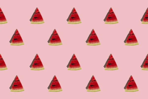 Karpuz deseni pembe arka planda izole edilmiş. Taze yaz meyvesi..