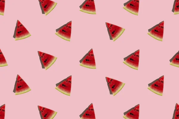 Karpuz deseni pembe arka planda izole edilmiş. Taze yaz meyvesi..