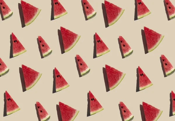 Karpuz deseni pembe arka planda izole edilmiş. Taze yaz meyvesi..
