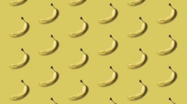 Sarı arkaplanda izole edilmiş muz desenli animasyon.