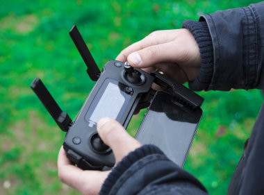 Yeşil çim bir arka plan üzerinde uçan uçaklar Denetim Masası