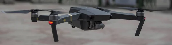 Graue Drohne schwebt in der Luft — Stockfoto