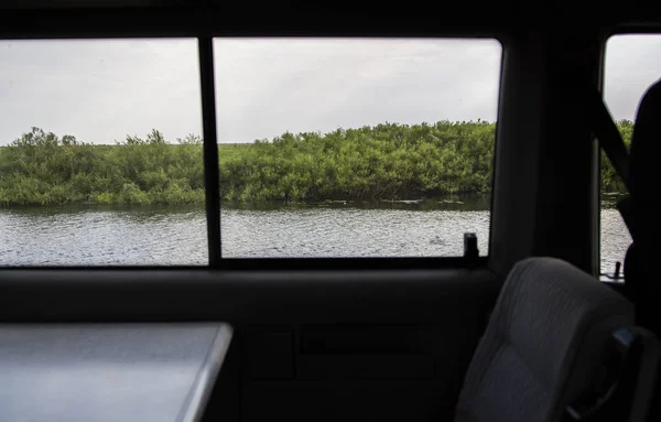 O carro com a mesa no fundo do rio — Fotografia de Stock