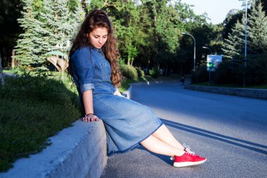 Bir orman veya park, kız aşağı bakıyor