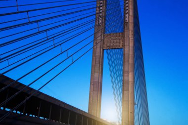 Mavi gökyüzü arka plan güneş ışını ile köprüde