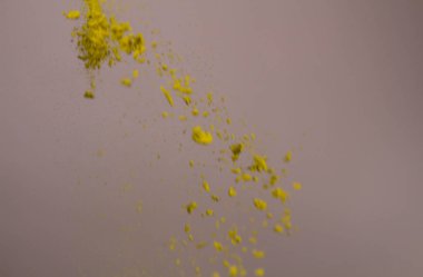 Beyaz zemin üzerine sarı boya holi